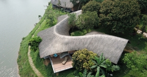 【綠建築】母親之屋Mother's House ：讓建築點綴自然風光，隨著湖畔蜿蜒起伏的有機小屋