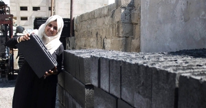 【永續設計】加薩女孩研發用灰燼製成的磚塊，從「垃圾」中重建加薩，願終結居民流離失所的悲劇